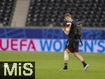 23.06.2024, Fussball UEFA EURO 2024, Vorrunde, 3.Spieltag, Schweiz - Deutschland, in der Frankfurt-Arena in Frankfurt am Main, Nach dem Spiel, Torwart Manuel Neuer (Deutschland) luft mit Bandage am linken Bein ber den Platz.
