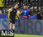 23.06.2024, Fussball UEFA EURO 2024, Vorrunde, 3.Spieltag, Schweiz - Deutschland, in der Frankfurt-Arena in Frankfurt am Main, Nach dem Spiel, Torwart Manuel Neuer (li, Deutschland) luft mit Bandage am linken Bein ber den Platz, nebenher scherzt er noch mit den Fotografen (Dennis Brosda)
