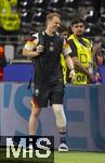 23.06.2024, Fussball UEFA EURO 2024, Vorrunde, 3.Spieltag, Schweiz - Deutschland, in der Frankfurt-Arena in Frankfurt am Main, Nach dem Spiel, Torwart Manuel Neuer ( Deutschland) luft mit Bandage am linken Bein ber den Platz, 
