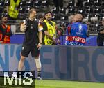 23.06.2024, Fussball UEFA EURO 2024, Vorrunde, 3.Spieltag, Schweiz - Deutschland, in der Frankfurt-Arena in Frankfurt am Main, Nach dem Spiel, Torwart Manuel Neuer (li, Deutschland) luft mit Bandage am linken Bein ber den Platz, nebenher scherzt er noch mit den Fotografen (Dennis Brosda)
