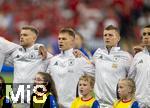 23.06.2024, Fussball UEFA EURO 2024, Vorrunde, 3.Spieltag, Schweiz - Deutschland, in der Frankfurt-Arena in Frankfurt am Main, Aufstellung zur Nationalhymne, v.li: Maximilian Mittelstdt (Deutschland), Josua Kimmich (Deutschland), Toni Kroos (Deutschland), 
