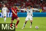 23.06.2024, Fussball UEFA EURO 2024, Vorrunde, 3.Spieltag, Schweiz - Deutschland, in der Frankfurt-Arena in Frankfurt am Main, v.li: Remo Freuler (Schweiz) gegen Jamal Musiala (Deutschland).
