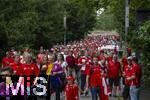 23.06.2024, Fussball UEFA EURO 2024, Vorrunde, 3.Spieltag, Schweiz - Deutschland, in der Frankfurt-Arena in Frankfurt am Main,  Die Zuschauer strmen zum Stadion. Beide Fanlager, Schweizer und Deutsche Angnger zusammen. 
