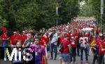 23.06.2024, Fussball UEFA EURO 2024, Vorrunde, 3.Spieltag, Schweiz - Deutschland, in der Frankfurt-Arena in Frankfurt am Main,  Die Zuschauer strmen zum Stadion. Beide Fanlager, Schweizer und Deutsche Angnger zusammen. 
