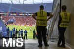 23.06.2024, Fussball UEFA EURO 2024, Vorrunde, 3.Spieltag, Schweiz - Deutschland, in der Frankfurt-Arena in Frankfurt am Main, Ordner stehen am Zugangstor zum Spielfeld bereit.
