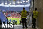 23.06.2024, Fussball UEFA EURO 2024, Vorrunde, 3.Spieltag, Schweiz - Deutschland, in der Frankfurt-Arena in Frankfurt am Main, Ordner stehen am Zugangstor zum Spielfeld bereit.
