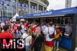 23.06.2024, Fussball UEFA EURO 2024, Vorrunde, 3.Spieltag, Schweiz - Deutschland, in der Frankfurt-Arena in Frankfurt am Main, Merchendising-Artikel im offiziellen Fanshop, Schweizer und Deutsche Fans stehen in Massen an