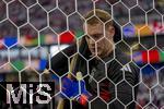 23.06.2024, Fussball UEFA EURO 2024, Vorrunde, 3.Spieltag, Schweiz - Deutschland, in der Frankfurt-Arena in Frankfurt am Main, Torwart Manuel Neuer (Deutschland) beim Aufwrmen hinter dem Tornetz.
