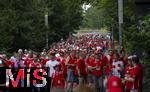 23.06.2024, Fussball UEFA EURO 2024, Vorrunde, 3.Spieltag, Schweiz - Deutschland, in der Frankfurt-Arena in Frankfurt am Main,  Die Zuschauer strmen zum Stadion. Beide Fanlager, Schweizer und Deutsche Angnger zusammen. 
