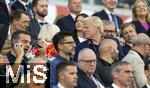 23.06.2024, Fussball UEFA EURO 2024, Vorrunde, 3.Spieltag, Schweiz - Deutschland, in der Frankfurt-Arena in Frankfurt am Main, Politiker und Sportfunktionre auf der Ehrentribne. Karl Lauterbach begrt Oliver Kahn (re).