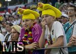 23.06.2024, Fussball UEFA EURO 2024, Vorrunde, 3.Spieltag, Schweiz - Deutschland, in der Frankfurt-Arena in Frankfurt am Main, Deutsche Fans mit skurilen Hot-Dog Mtzen auf dem Kopf.
