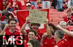 23.06.2024, Fussball UEFA EURO 2024, Vorrunde, 3.Spieltag, Schweiz - Deutschland, in der Frankfurt-Arena in Frankfurt am Main,  Raclette better than Currywurst finden die schweizer Fans.
