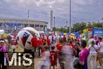 23.06.2024, Fussball UEFA EURO 2024, Vorrunde, 3.Spieltag, Schweiz - Deutschland, in der Frankfurt-Arena in Frankfurt am Main,  Die Zuschauer strmen zum Stadion.
