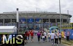 23.06.2024, Fussball UEFA EURO 2024, Vorrunde, 3.Spieltag, Schweiz - Deutschland, in der Frankfurt-Arena in Frankfurt am Main,  Die Zuschauer strmen zum Stadion.
