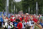 23.06.2024, Fussball UEFA EURO 2024, Vorrunde, 3.Spieltag, Schweiz - Deutschland, in der Frankfurt-Arena in Frankfurt am Main,  Die Zuschauer strmen zum Stadion. Beide Fanlager, Schweizer und Deutsche Angnger zusammen. 
