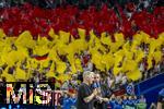 23.06.2024, Fussball UEFA EURO 2024, Vorrunde, 3.Spieltag, Schweiz - Deutschland, in der Frankfurt-Arena in Frankfurt am Main,  Deutsche Fans schwenken ihre Fhnchen in den Landesflaggen.  Davor stehen Bastian Schweinsteiger und Moderatorin Esther Sedlaczek (Deutschland) bei der TV-Moderation.
