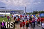 23.06.2024, Fussball UEFA EURO 2024, Vorrunde, 3.Spieltag, Schweiz - Deutschland, in der Frankfurt-Arena in Frankfurt am Main,  Die Zuschauer strmen zum Stadion.
