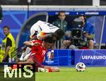 23.06.2024, Fussball UEFA EURO 2024, Vorrunde, 3.Spieltag, Schweiz - Deutschland, in der Frankfurt-Arena in Frankfurt am Main, Dan Ndoye (Schweiz) gegen Antonio Rdiger (Deutschland) verfolgt von einer Fernsehkamera.
