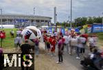 23.06.2024, Fussball UEFA EURO 2024, Vorrunde, 3.Spieltag, Schweiz - Deutschland, in der Frankfurt-Arena in Frankfurt am Main,  Die Zuschauer strmen zum Stadion.
