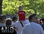 25.06.2024, Fussball UEFA EURO 2024, Vorrunde, 3.Spieltag, Frankreich - Polen, im BVB-Stadion in Dortmund, polnischer Junge auf den Schultern des Vaters

