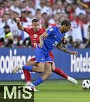 25.06.2024, Fussball UEFA EURO 2024, Vorrunde, 3.Spieltag, Frankreich - Polen, im BVB-Stadion in Dortmund, v.l. Bradley Barcola (Frankreich) gegen Przemyslaw Frankowski (Polen) 

