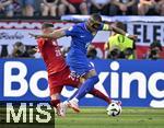 25.06.2024, Fussball UEFA EURO 2024, Vorrunde, 3.Spieltag, Frankreich - Polen, im BVB-Stadion in Dortmund, v.l. Sebastian Szymanski (Polen) gegen Kylian Mbappe (Frankreich) 

