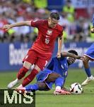 25.06.2024, Fussball UEFA EURO 2024, Vorrunde, 3.Spieltag, Frankreich - Polen, im BVB-Stadion in Dortmund, v.l. Piotr Zielinski (Polen) gegen Aurelien Tchouameni (Frankreich) 

