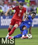 25.06.2024, Fussball UEFA EURO 2024, Vorrunde, 3.Spieltag, Frankreich - Polen, im BVB-Stadion in Dortmund, v.l. Piotr Zielinski (Polen) gegen Aurelien Tchouameni (Frankreich) 

