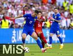 25.06.2024, Fussball UEFA EURO 2024, Vorrunde, 3.Spieltag, Frankreich - Polen, im BVB-Stadion in Dortmund, v.li: William Saliba (Frankreich) gegen Kacper Urbanski (Polen) 

