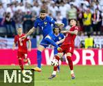 25.06.2024, Fussball UEFA EURO 2024, Vorrunde, 3.Spieltag, Frankreich - Polen, im BVB-Stadion in Dortmund,  v.li: Aurelien Tchouameni (Frankreich) gegen Jakub Moder (Polen) 

