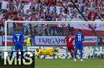 25.06.2024, Fussball UEFA EURO 2024, Vorrunde, 3.Spieltag, Frankreich - Polen, im BVB-Stadion in Dortmund,  Robert Lewandowski (Polen) beim Elfmeter gegen Torwart Brice Samba (Frankreich) 

