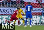 25.06.2024, Fussball UEFA EURO 2024, Vorrunde, 3.Spieltag, Frankreich - Polen, im BVB-Stadion in Dortmund,  Robert Lewandowski (Polen) beim Elfmeter gegen Torwart Brice Samba (Frankreich), hier stoppt Robert Lewandowski (Polen) kurz beim Anlauf um den Torwart zu verwirren.

