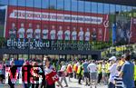 25.06.2024, Fussball UEFA EURO 2024, Vorrunde, 3.Spieltag, Frankreich - Polen, im BVB-Stadion in Dortmund, an der Fassade einer Halle hngt Werbung fr Coca-Cola mit den Konterfeis der deutschen Nationalspieler. Toni Kroos (Deutschland), Antonio Rdiger (Deutschland), Josua Kimmich (Deutschland), Torwart Marc-Andre ter Stegen (Deutschland), Torwart Manuel Neuer (Deutschland), Kai Havertz (Deutschland), Jonathan Tah (Deutschland) , Ilkay Gndogan (Deutschland) 

