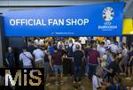 25.06.2024, Fussball UEFA EURO 2024, Vorrunde, 3.Spieltag, Frankreich - Polen, im BVB-Stadion in Dortmund, vor dem Fanshop bilden sich Schlangen.

