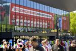 25.06.2024, Fussball UEFA EURO 2024, Vorrunde, 3.Spieltag, Frankreich - Polen, im BVB-Stadion in Dortmund, an der Fassade einer Halle hngt Werbung fr Coca-Cola mit den Konterfeis der deutschen Nationalspieler.

