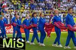 25.06.2024, Fussball UEFA EURO 2024, Vorrunde, 3.Spieltag, Frankreich - Polen, im BVB-Stadion in Dortmund, Volunteers tragen die Fahnen auf den Platz.

