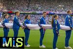 25.06.2024, Fussball UEFA EURO 2024, Vorrunde, 3.Spieltag, Frankreich - Polen, im BVB-Stadion in Dortmund, Volunteers tragen die Fahnen auf den Platz.

