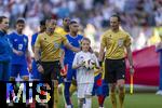 25.06.2024, Fussball UEFA EURO 2024, Vorrunde, 3.Spieltag, Frankreich - Polen, im BVB-Stadion in Dortmund, Einmarsch der Mannschaften mit dem Schiedsrichter Marco Guida (li, Italien) und dem Balltragekind.

