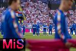 25.06.2024, Fussball UEFA EURO 2024, Vorrunde, 3.Spieltag, Frankreich - Polen, im BVB-Stadion in Dortmund, Volunteers tragen die Fahnen auf den Platz.

