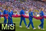 25.06.2024, Fussball UEFA EURO 2024, Vorrunde, 3.Spieltag, Frankreich - Polen, im BVB-Stadion in Dortmund, Volunteers tragen die Fahnen auf den Platz.

