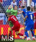 25.06.2024, Fussball UEFA EURO 2024, Vorrunde, 3.Spieltag, Frankreich - Polen, im BVB-Stadion in Dortmund, Lukasz Skorupski (Polen) hat den Ball sicher vor Jan Bednarek (Polen) 

