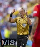 25.06.2024, Fussball UEFA EURO 2024, Vorrunde, 3.Spieltag, Frankreich - Polen, im BVB-Stadion in Dortmund, Schiedsrichter Marco Guida (ITA) gibt Anweisungen.

