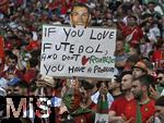 26.06.2024, Fussball UEFA EURO 2024, Vorrunde, 3.Spieltag, Georgien - Portugal, in der Arena AufSchalke Gelsenkirchen,   Ein Fan aus Portugal hebt ein Plakat hoch, if you love futebol an dont love Ronaldo you have a Problem 

