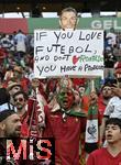 26.06.2024, Fussball UEFA EURO 2024, Vorrunde, 3.Spieltag, Georgien - Portugal, in der Arena AufSchalke Gelsenkirchen,   Ein Fan aus Portugal hebt ein Plakat hoch, if you love futebol an dont love Ronaldo you have a Problem 

