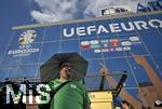 26.06.2024, Fussball UEFA EURO 2024, Vorrunde, 3.Spieltag, Georgien - Portugal, in der Arena AufSchalke Gelsenkirchen,   Ein Mann mit einem Schirm Hut der ihn vor der Sonne schtzt. 

