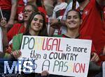 26.06.2024, Fussball UEFA EURO 2024, Vorrunde, 3.Spieltag, Georgien - Portugal, in der Arena AufSchalke Gelsenkirchen,    

Zwei hbsche portugiesische Fans mit einem Plakat, Portugal ist more than a country it s a Passion