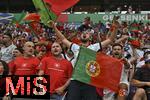 26.06.2024, Fussball UEFA EURO 2024, Vorrunde, 3.Spieltag, Georgien - Portugal, in der Arena AufSchalke Gelsenkirchen,   Die portugiesischen Fans feuern ihre Mannschaft an 

