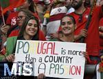 26.06.2024, Fussball UEFA EURO 2024, Vorrunde, 3.Spieltag, Georgien - Portugal, in der Arena AufSchalke Gelsenkirchen,    

Zwei hbsche portugiesische Fans mit einem Plakat, Portugal ist more than a country it s a Passion