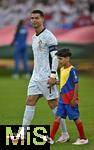 26.06.2024, Fussball UEFA EURO 2024, Vorrunde, 3.Spieltag, Georgien - Portugal, in der Arena AufSchalke Gelsenkirchen,    Cristiano Ronaldo (Portugal) mit Einlaufkind

