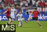 26.06.2024, Fussball UEFA EURO 2024, Vorrunde, 3.Spieltag, Georgien - Portugal, in der Arena AufSchalke Gelsenkirchen,  v.l. Joao Neves (Portugal) gegen Khvicha Kvaratskhelia (Georgien)   

